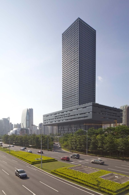 The building sits along the main east-west traffic axis. (Photo:&nbsp;Philippe Ruault, courtesy OMA)