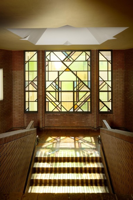 One of the stained glass windows with De Stijl references. (Photo: Klaus Peter Hoppe, &copy; Infraserv H&ouml;chst GmbH &amp; Co. KG)