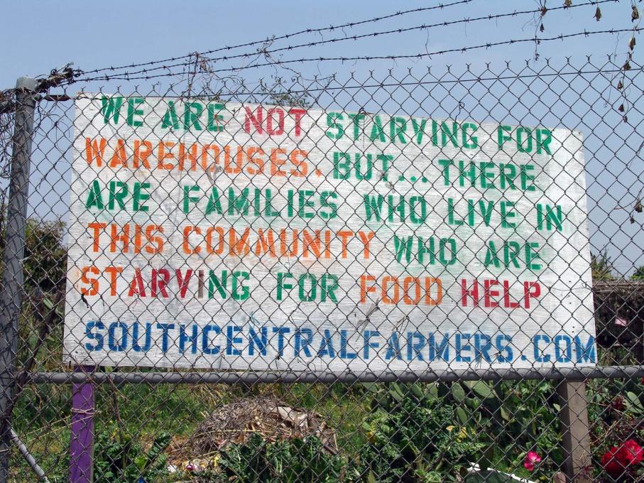 Protestors posted signs on the outskirts of the farm, asking the community for support. (Photo:&nbsp;Jonathan McIntosh)