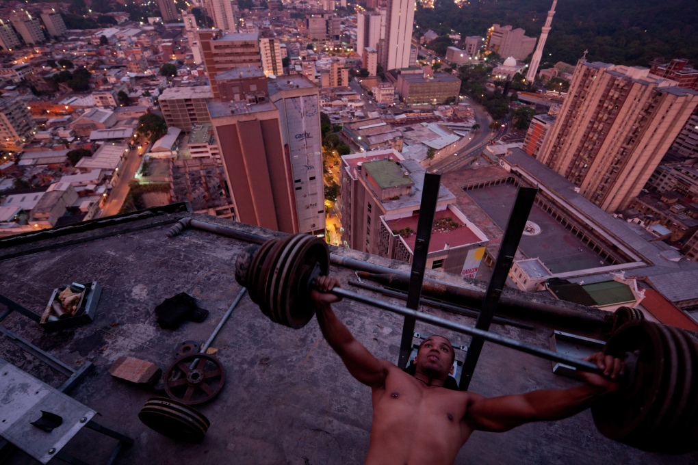 &ldquo;Pumping iron on the 28th floor of the Torre David&rdquo;, Caracas. (Image: Iwaan Baan, courtesy Verso)