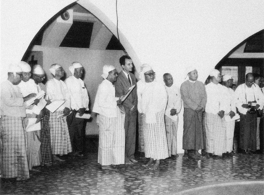 Benjamin Polk and U Nu standing in the main library rotunda. Burma&rsquo;s first post-independence prime minister was a devout Buddhist, using religion as an expedient tool for nation building. (Archival photos &copy; Abhinav Publications)