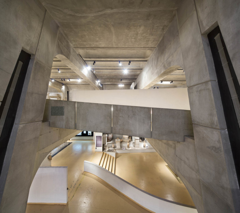 The sloping ramp, which winds from the central pillars, gives views into the exhibition rooms from different angles.&nbsp;