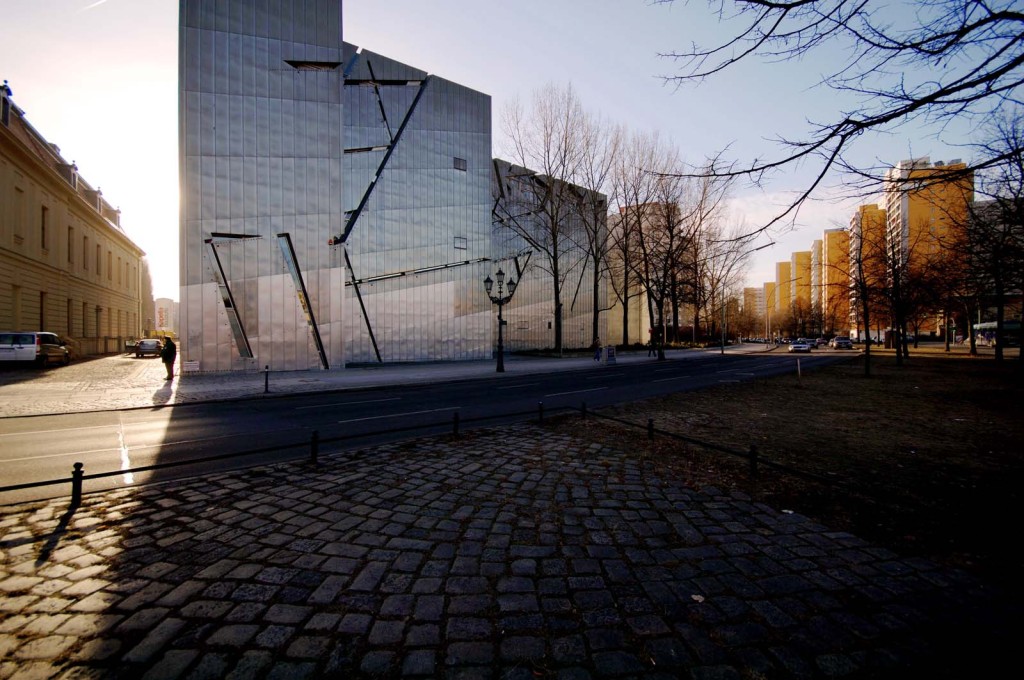 The building&rsquo;s zinc exterior is cut through with incised lines.&nbsp;(Photo &copy; Michele Nastasi)