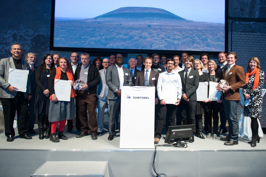 All award winners and jury group members at the award ceremony at E-Werk in Berlin. (&copy; Zumtobel)