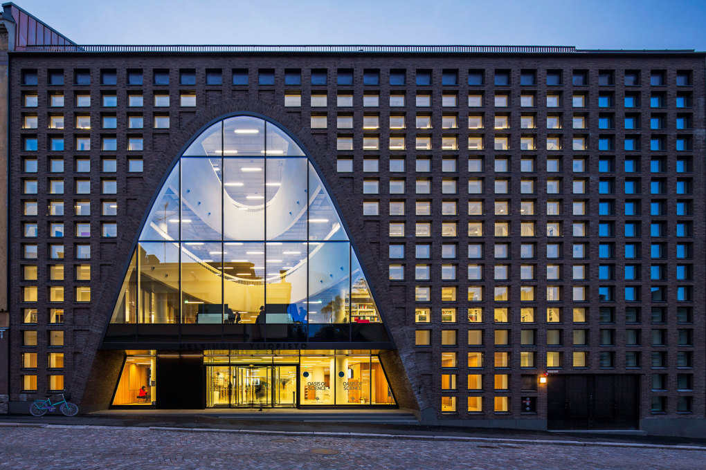The facade is defined by the contrast of the small square windows with the big, curved openings. (Photo: Mika Huisman, Espoo)
