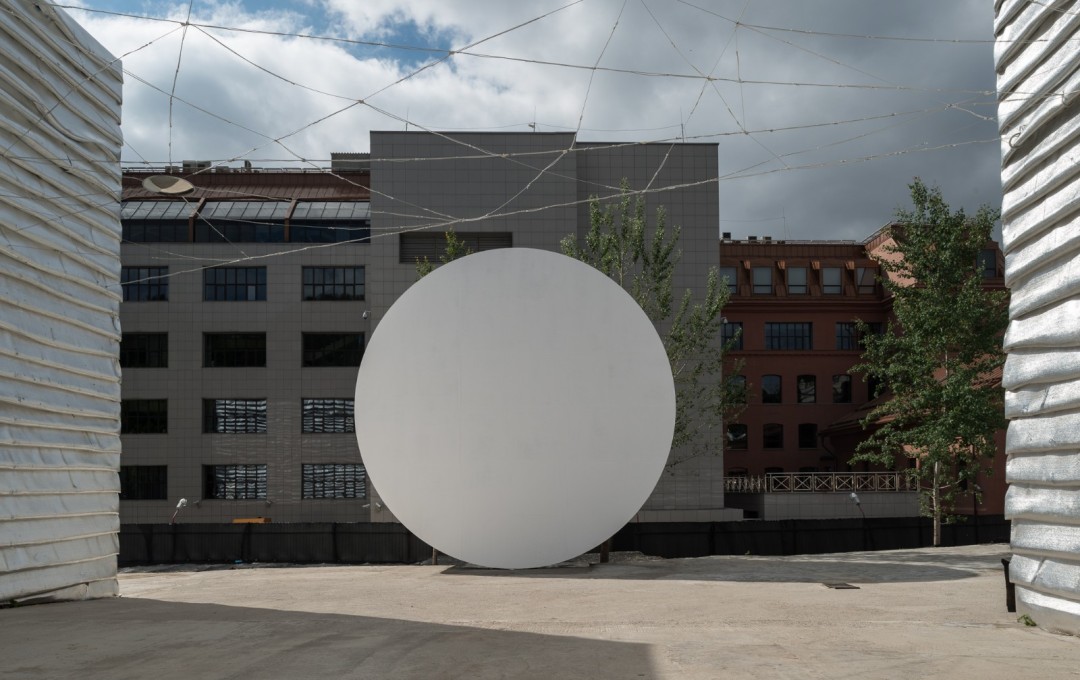 The most graphic element of this pop-up space is the&nbsp;nine metres high moon-like disc.