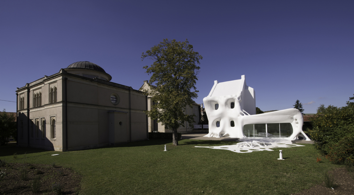 The artists refer to the house's unusual fa&ccedil;ade as a "white veil." (Photo &copy; OHDancy)
