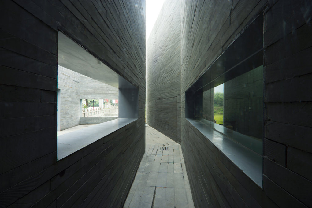 &nbsp;Stone Courtyard Teahouse, Chengdu, (2007): a passage between courtyards. (All photos: Chen Su, &copy; standardarchitecture)