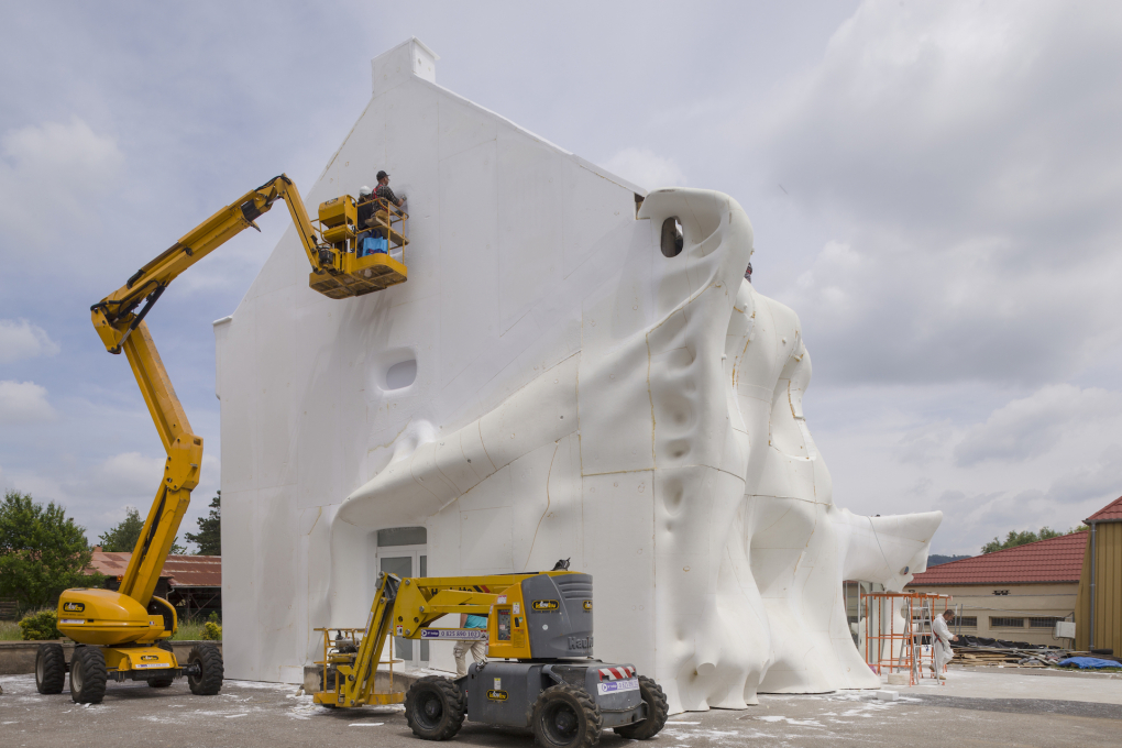 The fa&ccedil;ade was covered with sculpted polystyrene blocks. (Photo &copy; OHDancy)