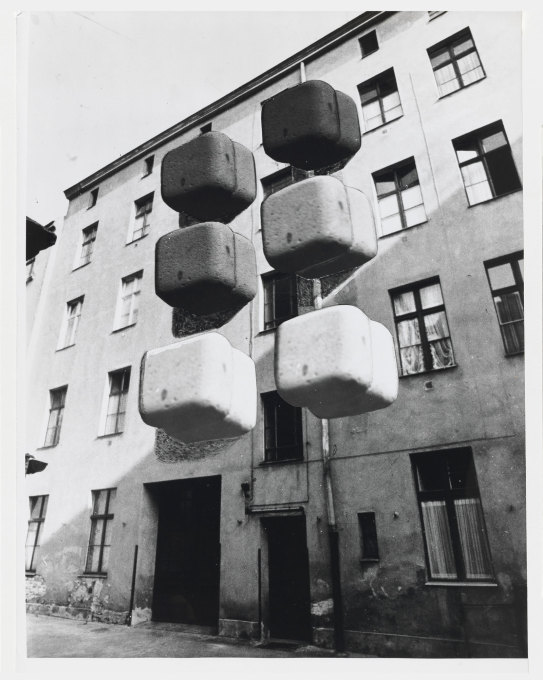 Another famous invention of Kohlmaier/von Sartory were the &ldquo;backpack toilets&rdquo;... (Image: Kohlmaier/von Sartory &copy; Berlinische Galerie)