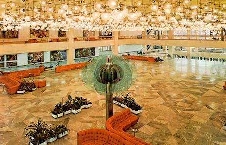 The lobby of the Palast der Republik with its alleged 1001 lamps, which earned it the nickname &ldquo;Erich&prime;s lamp shop&rdquo;, after the East German leader&nbsp;Erich Honecker. (Photo: Incroyable)