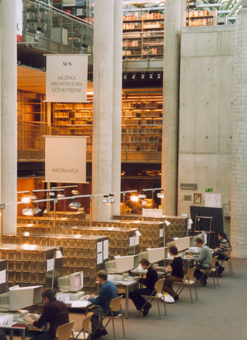 Students at work in the main reading room with the libray's stacks in the background.&nbsp;(Photo courtesy Partnerzy Marek Budzy?ski)