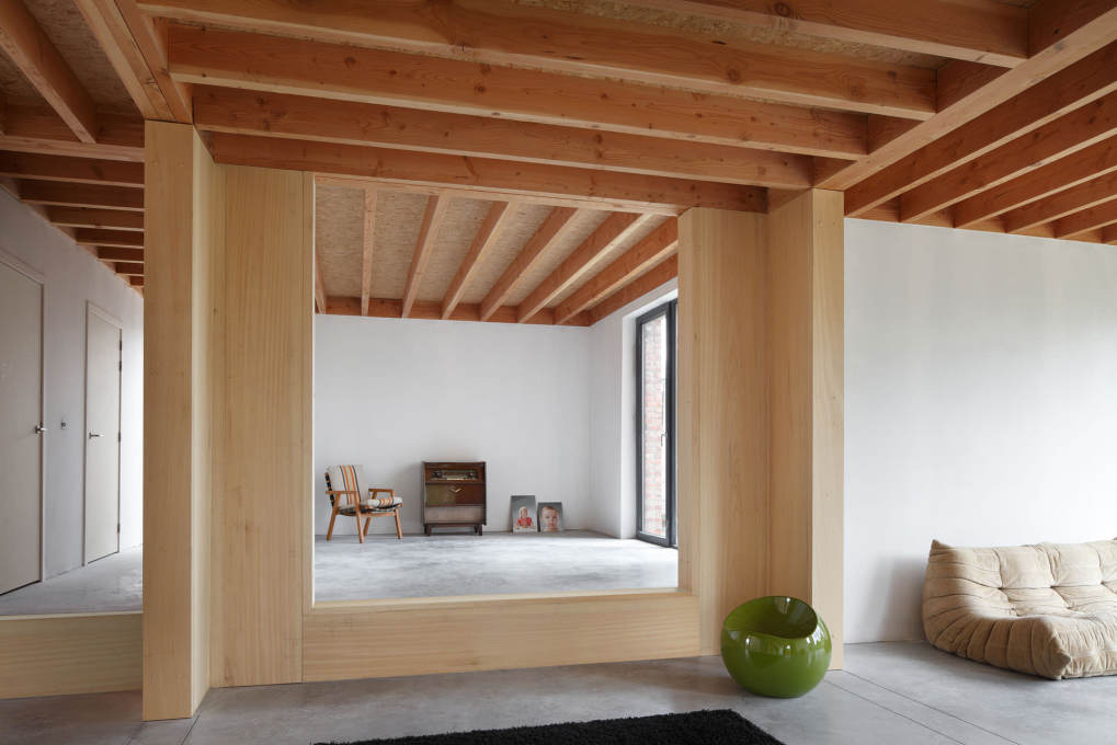 A robust outer shell accommodates and buffers an adaptable wooden interior: here the most elevated part of the ground floor can be closed off and used as a separate office space.