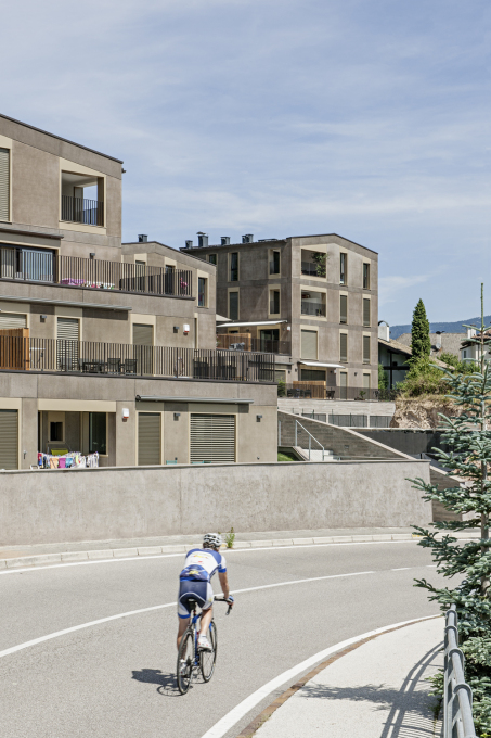 The tones of the prefabricated concrete walls of the housing complex reference the colours of the South Tyrol landscape in which Eppan is located.&nbsp;