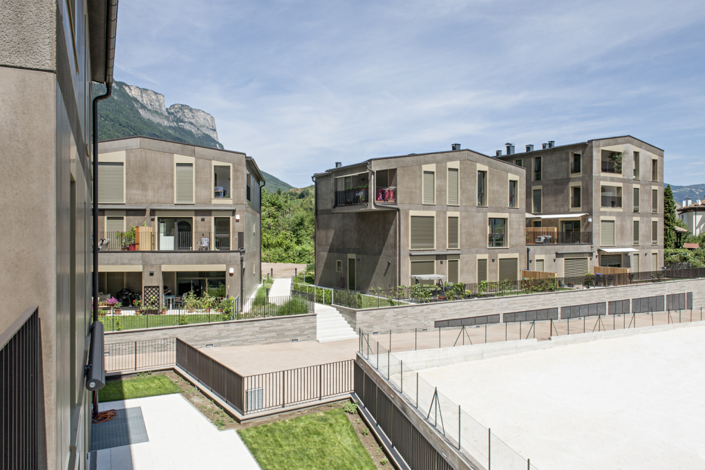 The houses of the Eppan housing complex surround an inner courtyard modelled on a traditional village green.