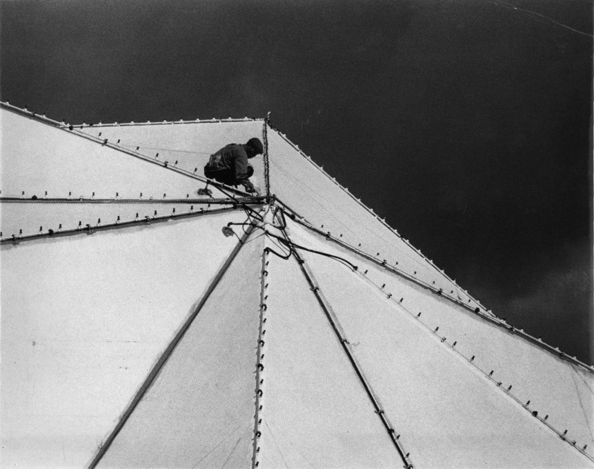 Installation of the nozzles for the &ldquo;Fog Sculpture&rdquo; on the outer dome. (Photo: Shunk-Kender, &copy; Roy Lichtenstein Foundation, courtesy E.A.T.)