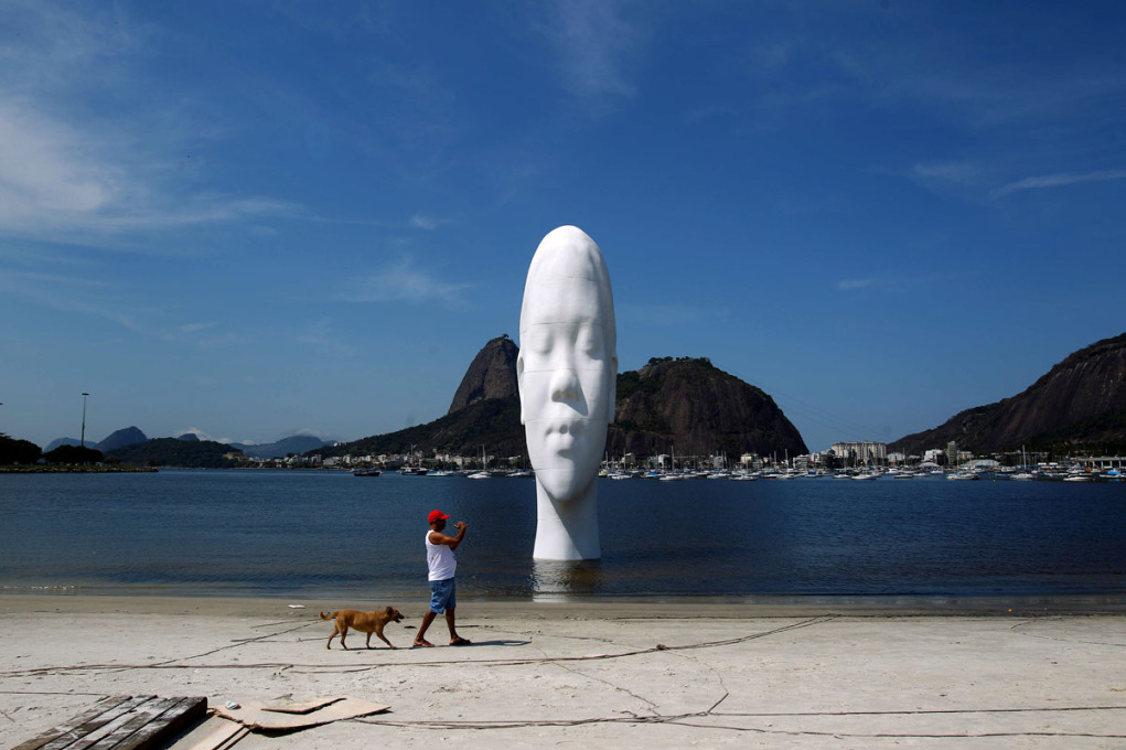 Jaume Plensa's "Looking into my dreams" in Rio's Botafogo Bay.