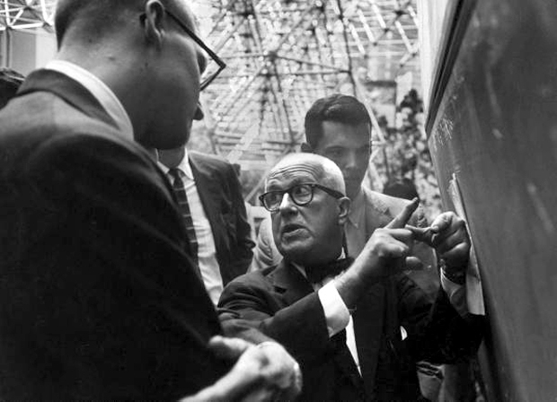 Buckminster Fuller explaining the Dymaxion Building, September 1959. (Photo: Joel Yale)