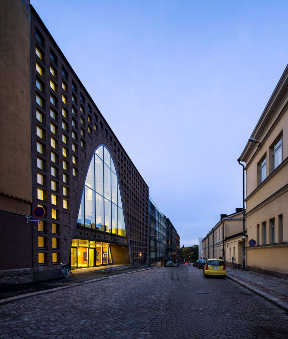 The other side of the library faces the less busy Fabianinkatu Street. (Photo: Mika Huisman, Espoo)