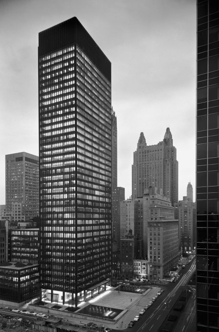 Seagram building,New York. Mies van der Rohe&nbsp;&amp;&nbsp;Philip Johnson, architects; Kahn&nbsp;&amp;&nbsp;Jacobs, associate architects; Phyllis Lambert, director of planning. (Photo: Ezra Stoller, 1958;&nbsp;CCA, Montreal; &copy; Esto)