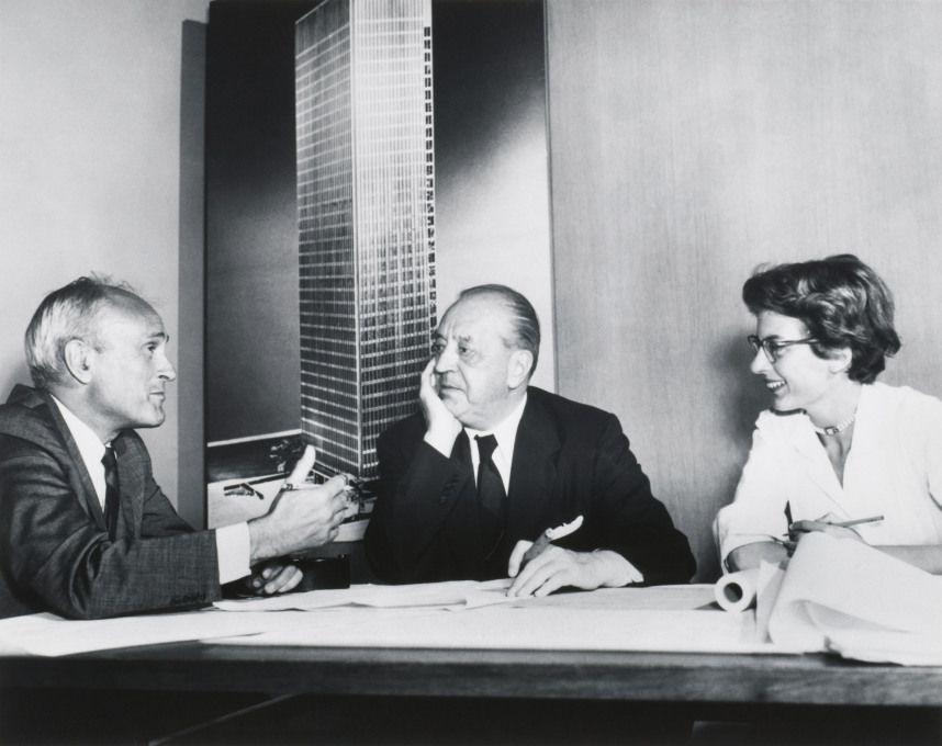 Philip Johnson, Ludwig Mies van der Rohe, and Phyllis Lambert, New York, 1955.&nbsp;(Photographer unknown. Image courtesy:&nbsp;Fonds Phyllis Lambert, Canadian Centre for Architecture, Montreal. &copy; United Press International)