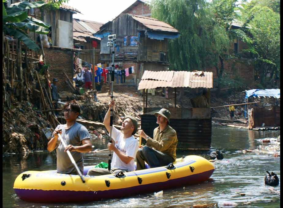 Three men in a boat: Professor J&ouml;rg Rekittke and two students on the Ciliwung River in Jakarta, Java, during a research trip, mapping and investigating urban settlement patterns. (Photo: J&ouml;rg Rekittke/NUS)