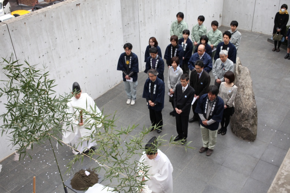 The roof-top Shinto ground-breaking ceremony&nbsp;of the Hanem Hut on March 30, 2013.&nbsp;(Photo: The Story Production: Fukashi Setoyama, Yosuke Nakagawa)