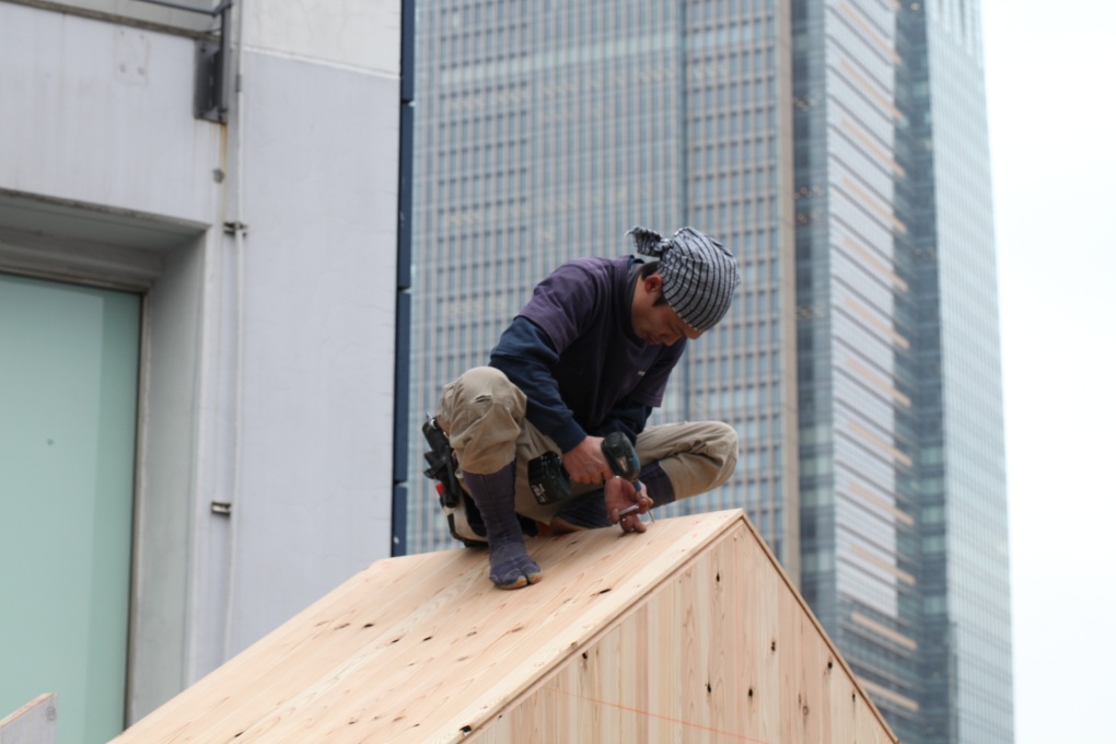 A carpenter finishes off the roof of Hanem Hut, which was constructed over three days.&nbsp;(Photo: The Story Production: Fukashi Setoyama, Yosuke Nakagawa)