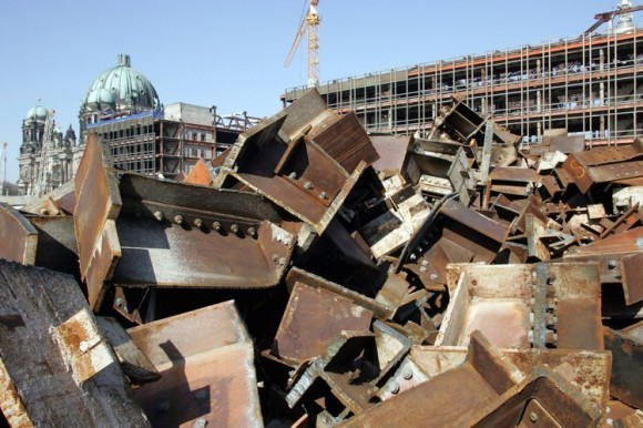 Pile of steel in front of the Palast der Republik during demolition, 2007 (Photo: DDP)