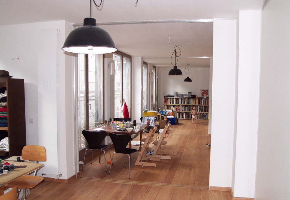 Wohnetagen Steinstrasse interior, showing its robust finishes and adaptable spaces, 2004. (Photo: carpaneto.sch&ouml;ningh architects)