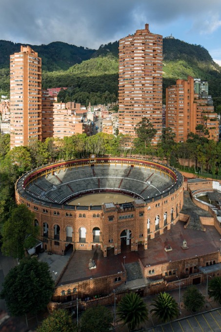 Rogelio Salmona: Torres del Parque Residencial Complex, Bogot&aacute;, Colombia, 1964-1970. (Photo &copy; Leonardo Finotti)