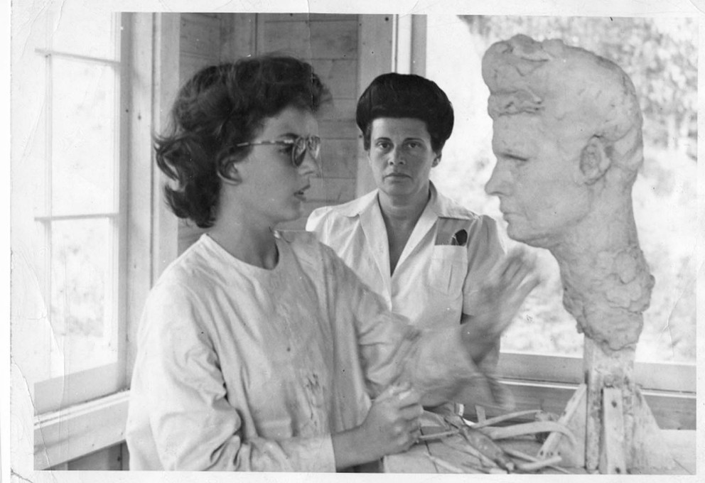 Phyllis Lambert sculpting a bust of her mother, Saidye Bronfman, c.1943. (Photographer unknown;&nbsp;Fonds Phyllis Lambert, CCA, Montreal)