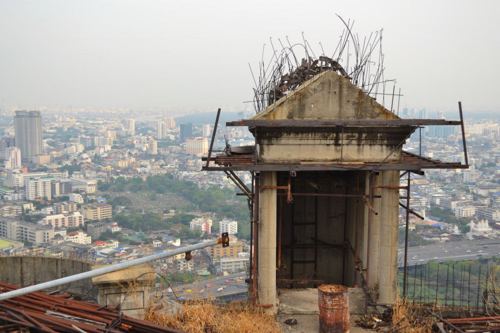 Lift shaft to nowhere: an aedicule above the city. (Photo: &copy;&nbsp;Florian Bl&uuml;m)