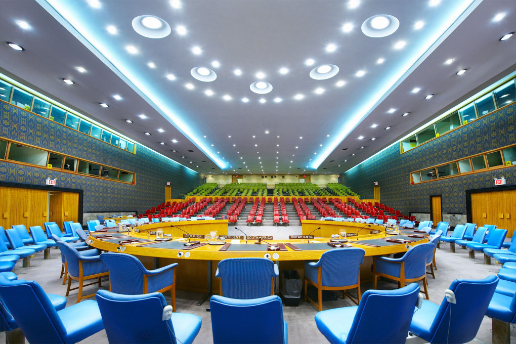 The UN Security Council I, New York, USA, 2008. A room kept in constant readiness should a world crisis suddenly erupt, when a meeting might be called at two hours notice. (All images courtesy the artist and the Anzenberger Gallery)