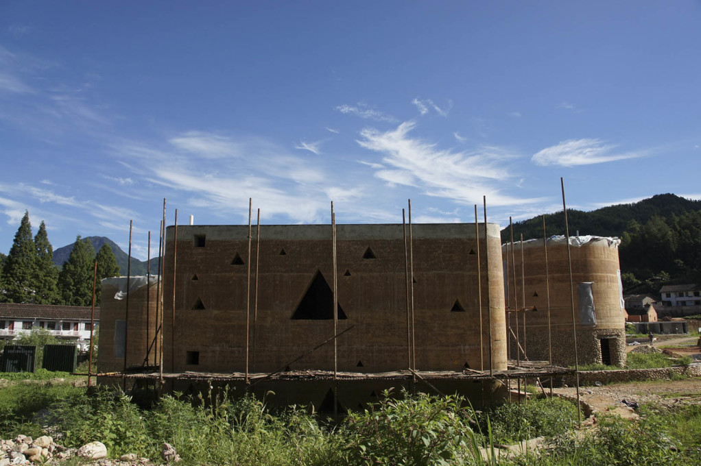 If this core of the Guest House reminds you of some Herzog &amp; de Meuron&rsquo;s buildings, here's why: Martin Rauch, Swiss specialist for rammed earth, was involved with all of these projects! (Photo: July 2014)