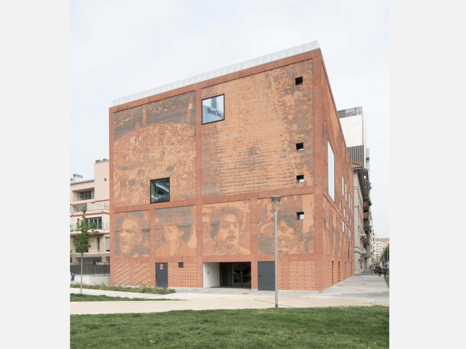 The bricks are used decoratively, reprising a Lombard decoration tradition, the fa&ccedil;ade divided up by a series of low-relief &ldquo;frames&rdquo; around the impressions of archive photographs...