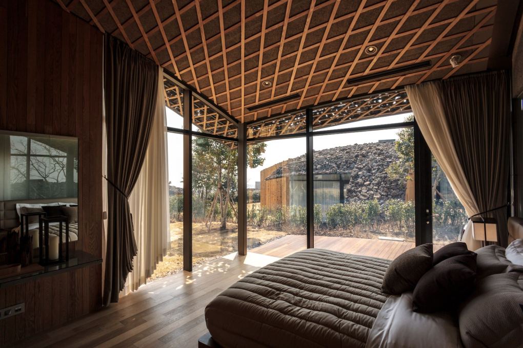 Light falling through the loose stone structure provides the panoramic windows with a dynamic, patterned shade.