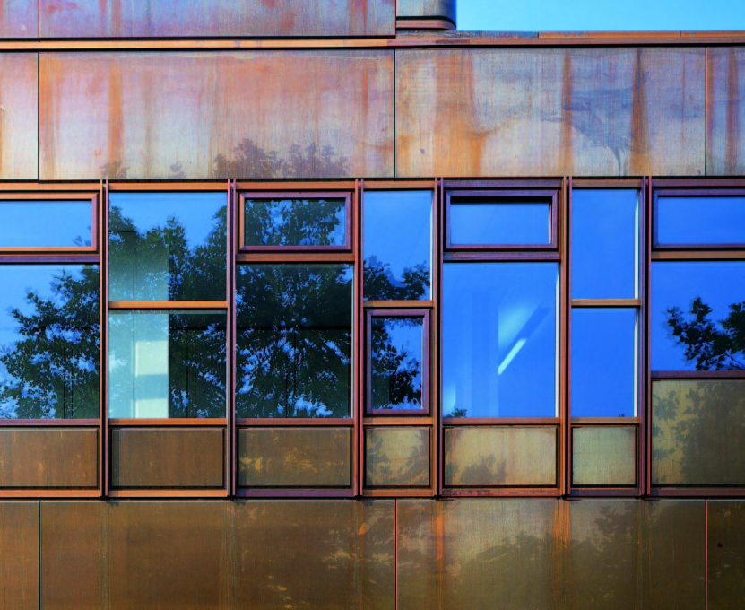 Detail of the new bronze cladding showing first traces of a growing patina that resembles the Corten steel. (Photo: Nigel Young &copy; Foster+Partners)