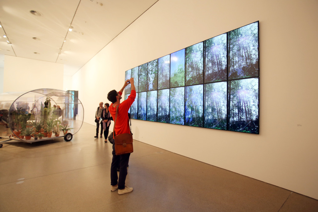 We find time to fully watch the video installations. (Photo: Amin Akthar, Berlin Art Week 2015)