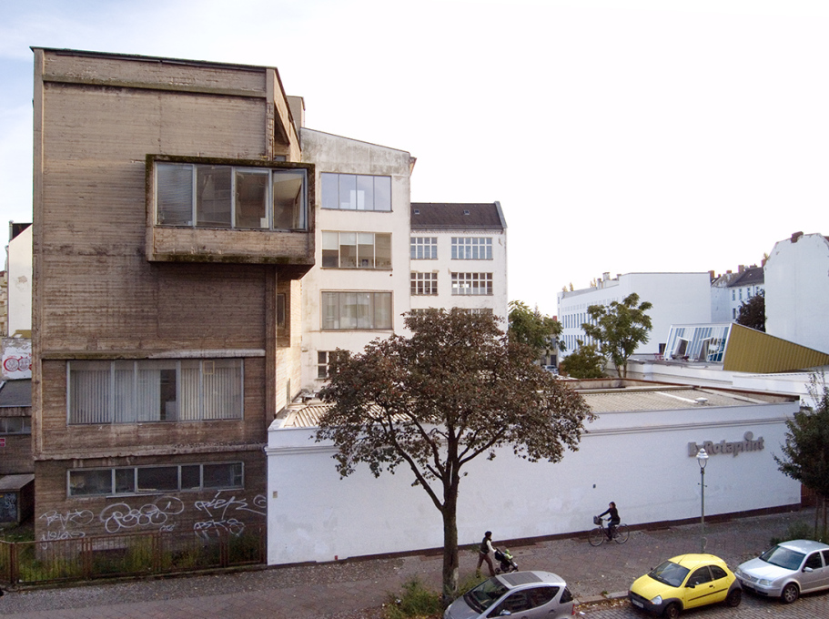 The ExRotaprint premises, with its mix of Gr&uuml;nderzeit and 1950s buildings, as seen from Gottschedstra&szlig;e.&nbsp;(Photo: &copy; Daniela Brahm, 2012)
