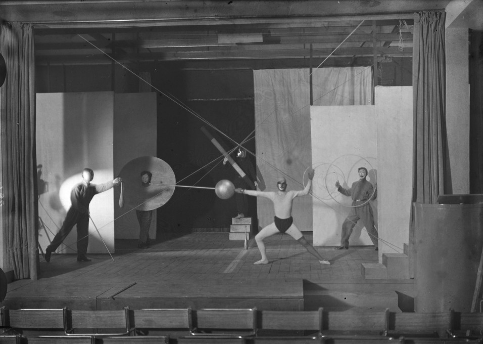 &ldquo;Acrobatics&rdquo;, scene II, produced by Oskar Schlemmer, photographed by Erich Consem&uuml;ller, 1927. (Photo: Erich Consem&uuml;ller&nbsp;&copy; Stiftung Bauhaus Dessau)