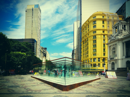 Robert Morris's "Glass Labyrinth" in Rio's Cin&ecirc;landia district.