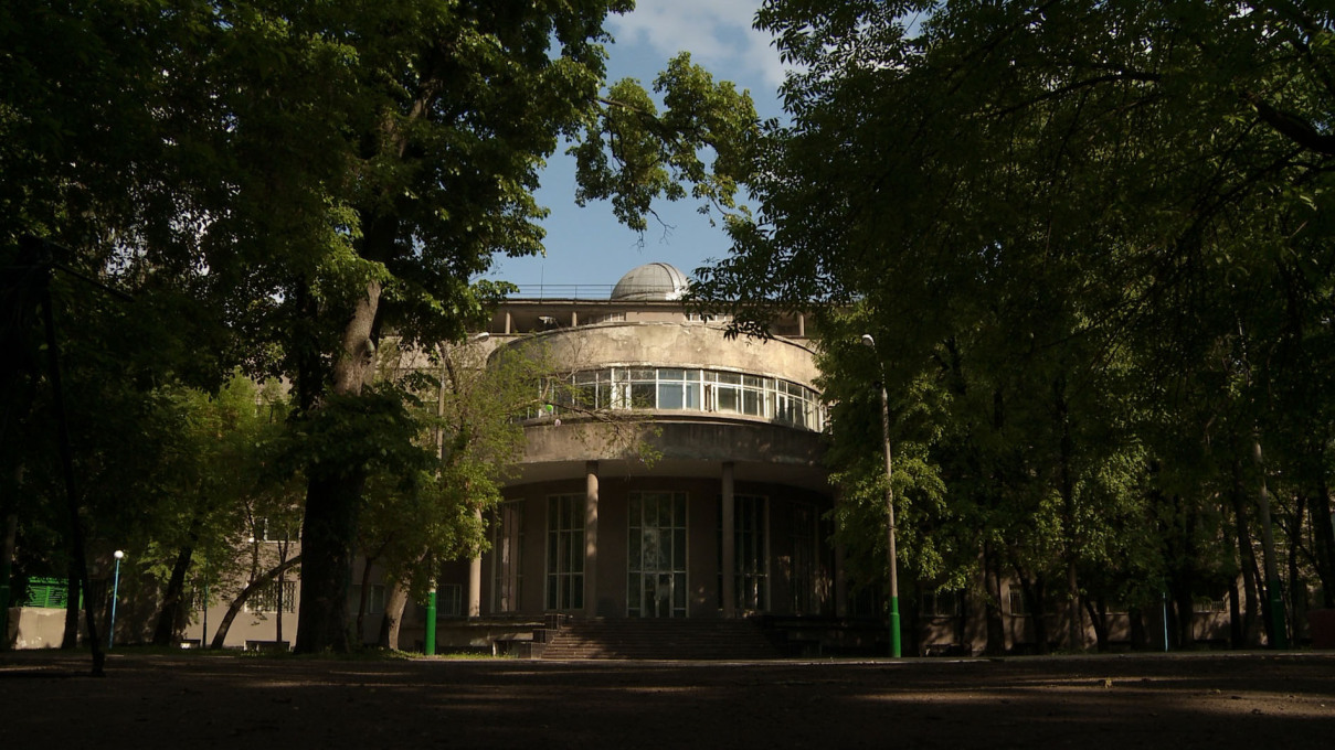 The Likhachev Palace of Culture (1933-37), seen here in its present state, was designed by the Vesnin brothers, who helped found the Constructivist movement. Film still.