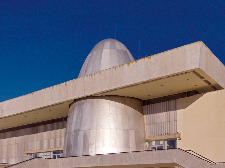 The bullet-shaped dome, clad in aluminium, houses an auditorium. (Photo: Philipp Meuser)
