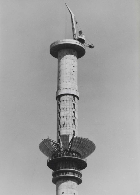 The 120 segments were hoisted to their final, lofty position by a crane which had been installed at the top, especially for the purpose, pictured here in April 1968. (Photo: Karl-Heinz Kraemer &copy; Archive Berlinische Galerie)