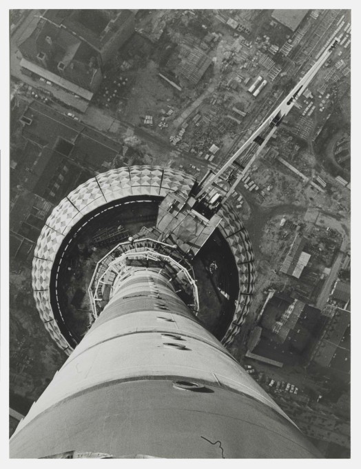 Looking down at the sphere below from the top of the antennae, with the specially installed crane still in situ.&nbsp;(Photo: Karl-Heinz Kraemer &copy; Archive Berlinische Galerie)
