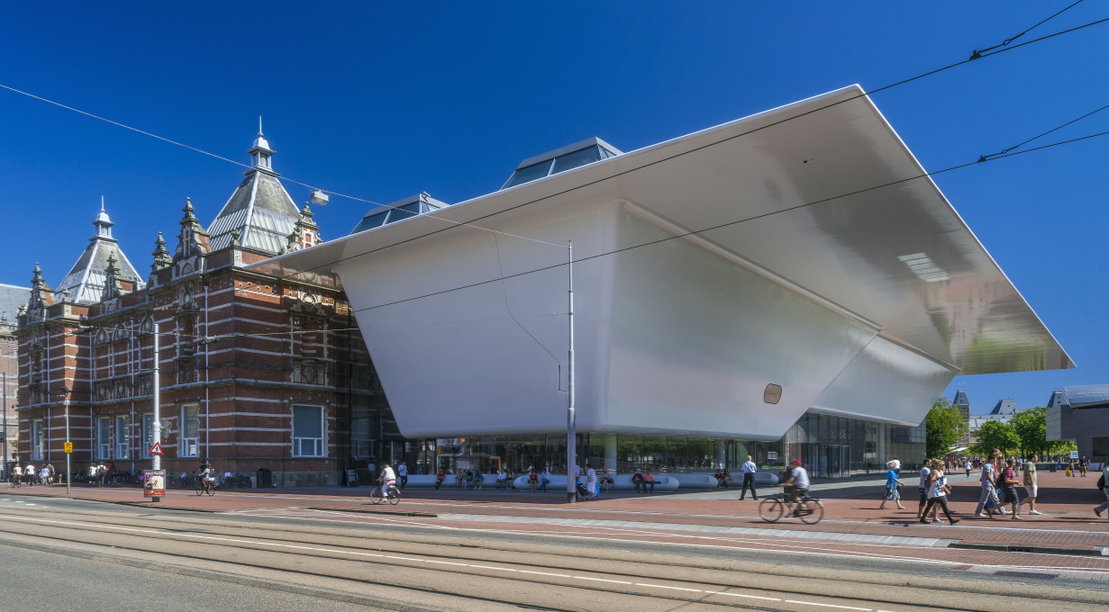 Thanks to the continuous glass fa&ccedil;ade at groundfloor level, the 'bathtub' seems to float in the air. The 40 meter deep roof overhang creates a sheltered 'piazza' in front of the new main entrance. Photo: John Lewis Marshall