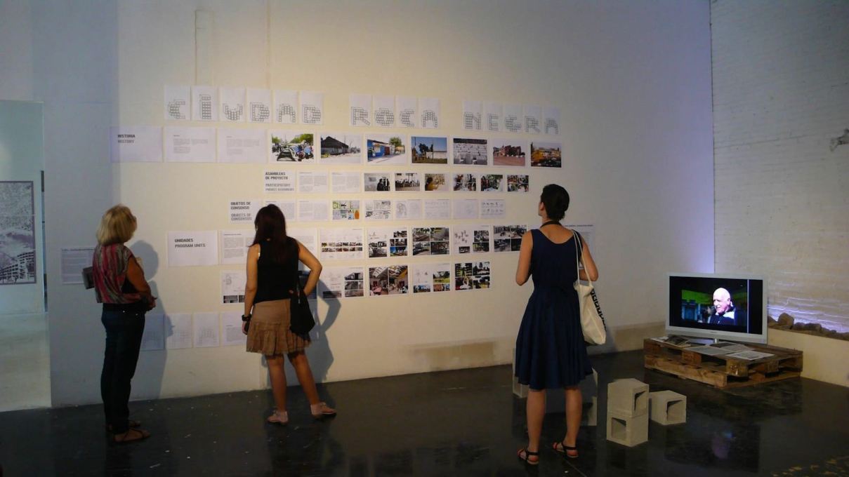 Installation shot: Ciudad Roca Negra by&nbsp;Colectivo de Arquitectura P&uacute;blica Asamblearia and Ariel Jacubovich/Oficina de Arquitectura. (Photo &copy;&nbsp;Eme3)