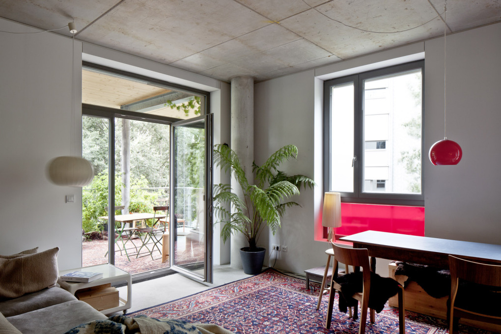Light-filled living space at Spreefeld, 2014. (Photo: Ute Zscharnt)