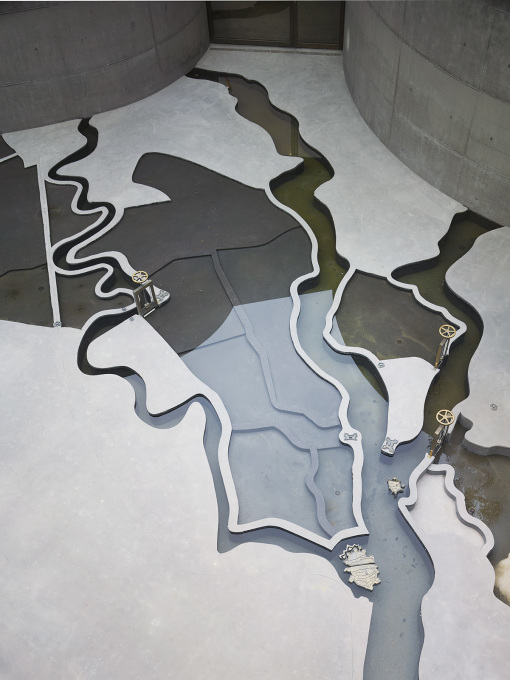 A concrete model of the New Dutch Waterline sits in the museum&rsquo;s central patio... (Photo: Bas Princen)